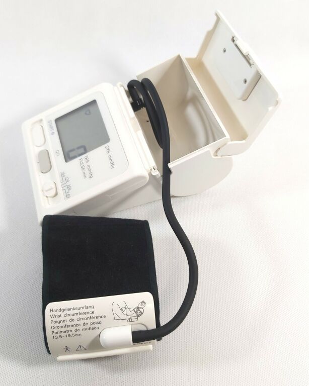 ciesnienomierz-omron-r1-hem-601-e-miejsce-pomiaru-nadgarstek