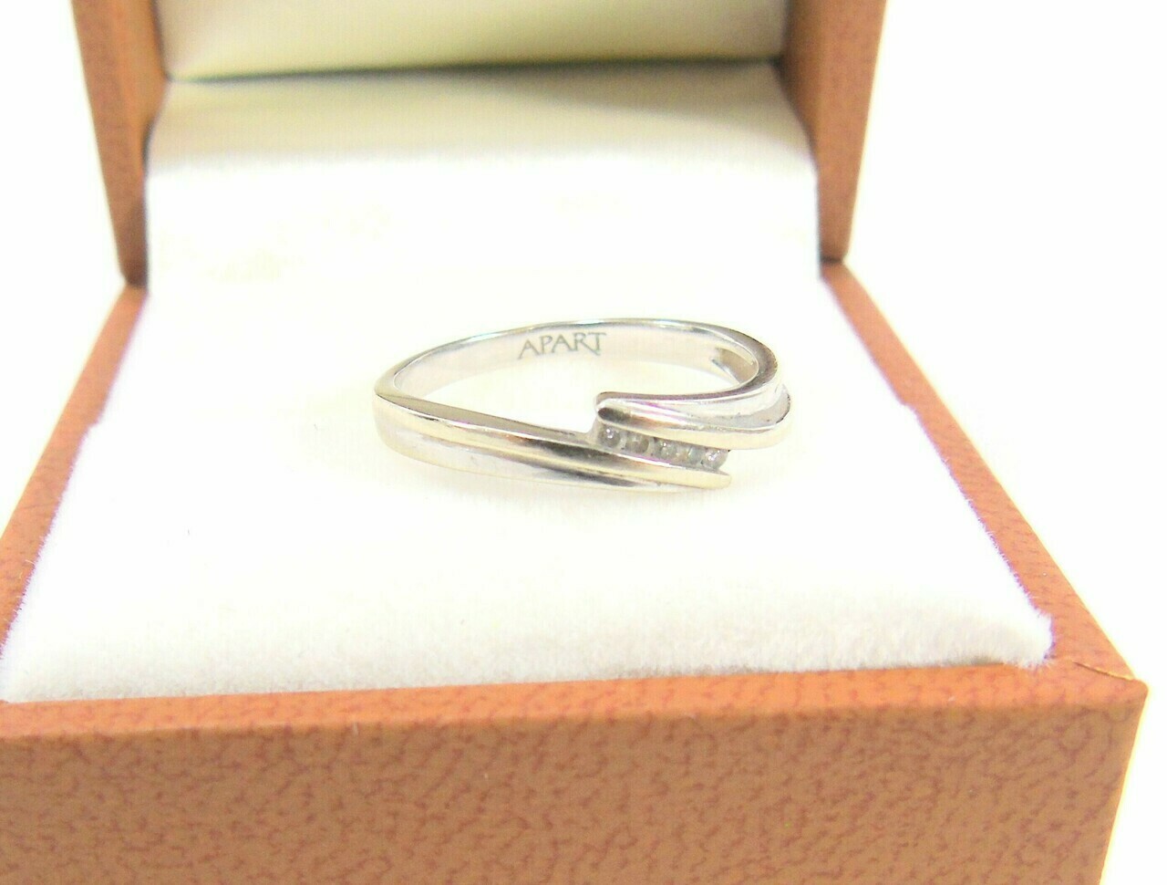 pierscionek-z-bialego-zlota-585-z-brylantami-r11-plac-wolnosci-6-zuromin