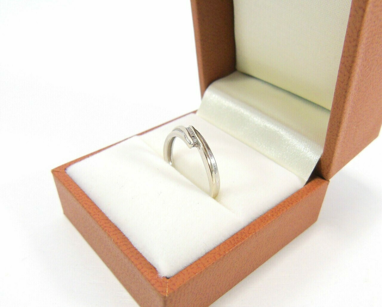 pierscionek-z-bialego-zlota-585-z-brylantami-r11-stan-11323-253806