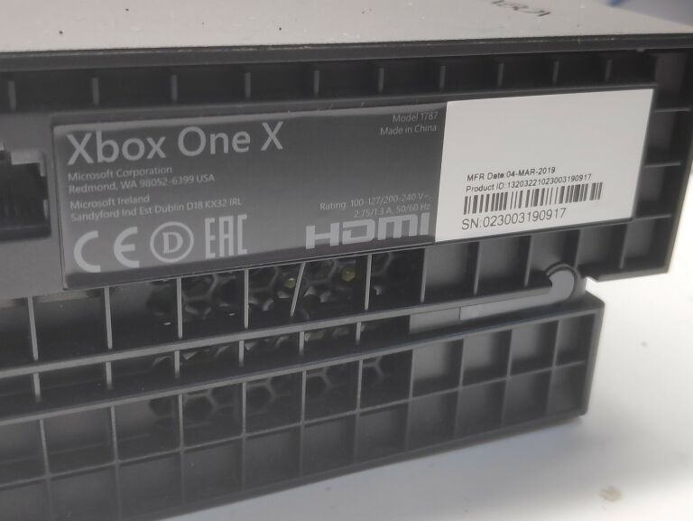 KONSOLA XBOX ONE X 1TB + PAD