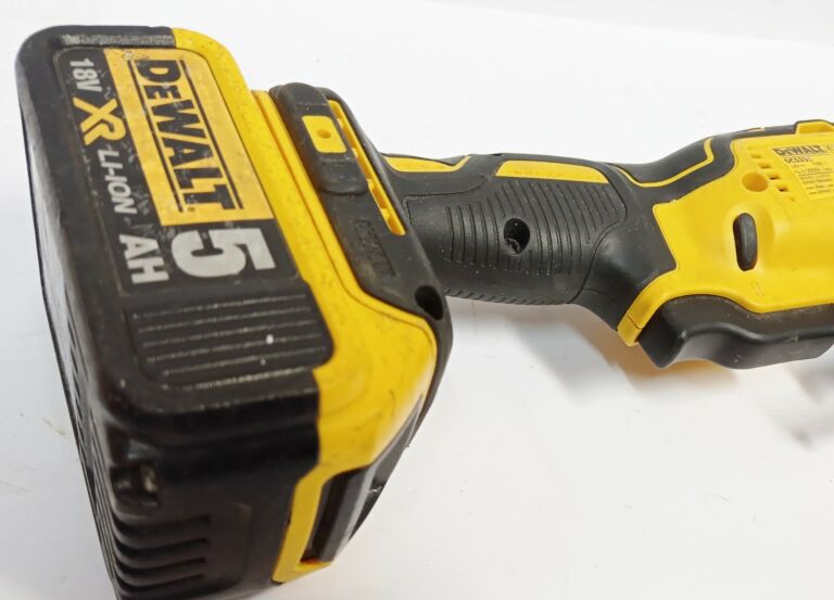 NARZĘDZIE OSCYLACYJNE MULTITOOL DEWALT DCS355