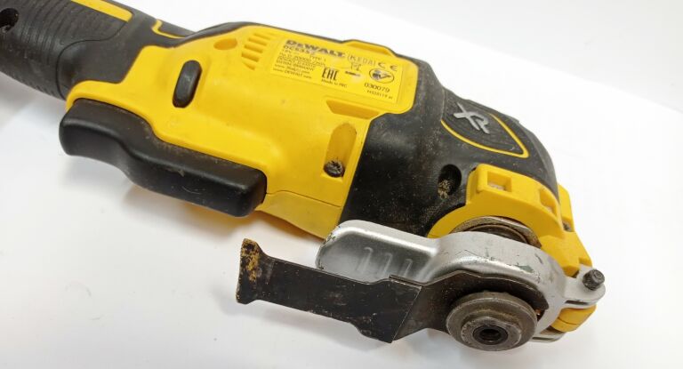 NARZĘDZIE OSCYLACYJNE MULTITOOL DEWALT DCS355