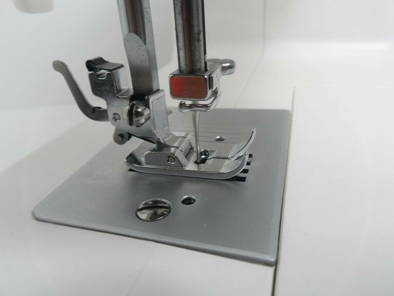 MASZYNA DO SZYCIA SILVERCREST SNM 33 B1