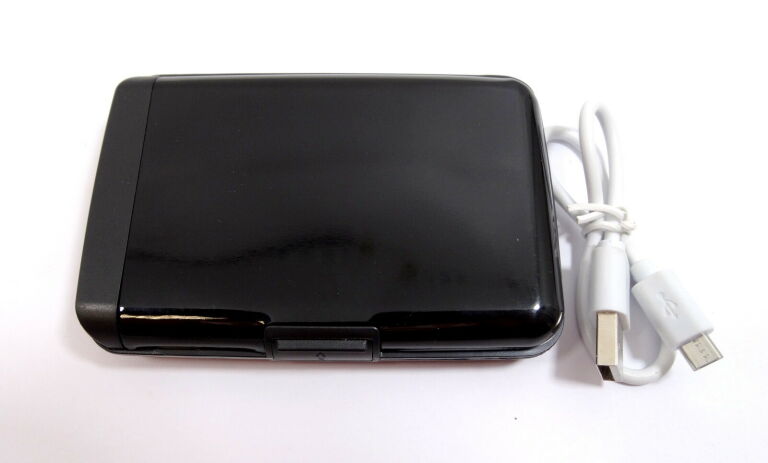 LINE TRAVEL PORTFEL NA KARTY Z POWERBANKIEM