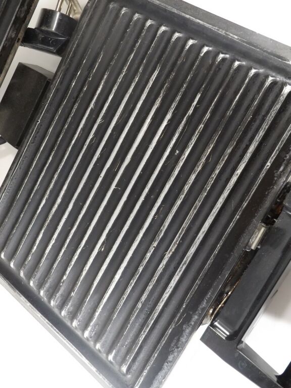 GRILL ELEKTRYCZNY STARY ZDARTY SEB 1300