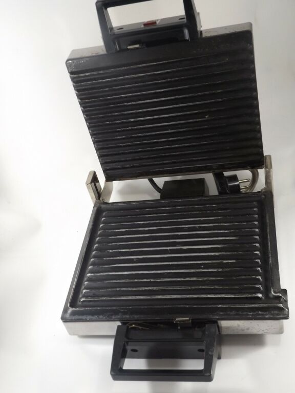 GRILL ELEKTRYCZNY STARY ZDARTY SEB 1300