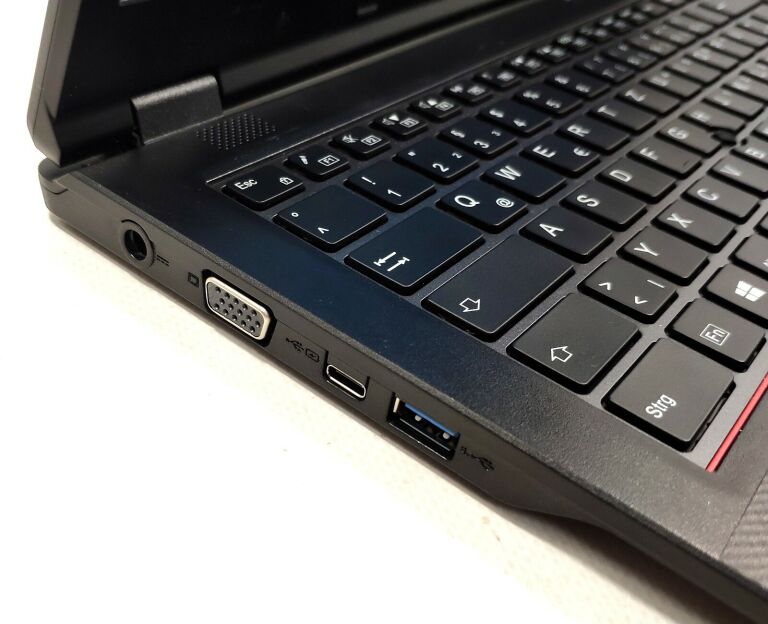 laptop-fujitsu-lifebook-i38gb256gbwin10-pro-przekatna-ekranu-15