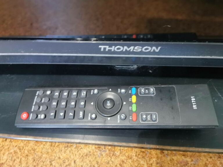 TV THOMSON 40FW3323 + PILOT