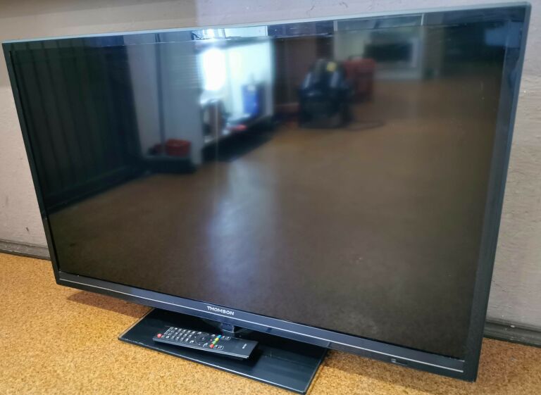 TV THOMSON 40FW3323 + PILOT