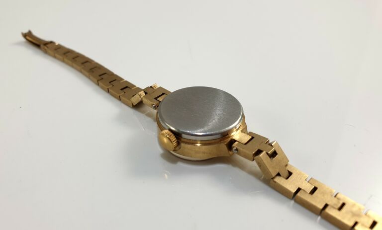 zegarek-damski-zloty-3apr-ksztalt-koperty-okragla