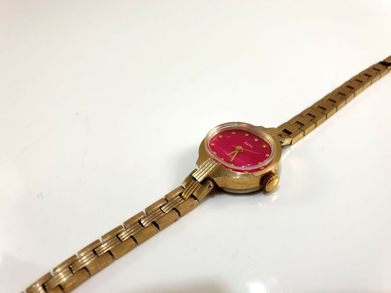 zegarek-damski-zloty-3apr-mechanizm-inny