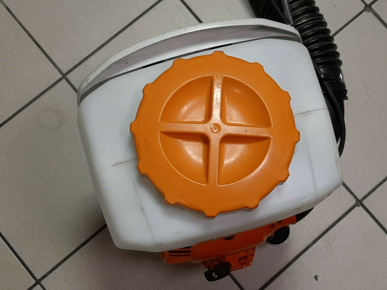 opryskiwacz-spalinowy-plecakowy-stihl-sr200-zasilanie-spalinowe