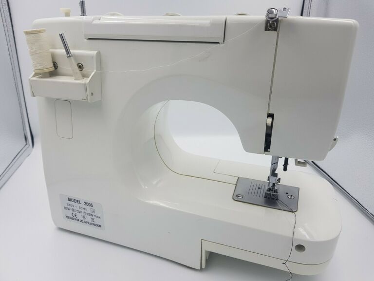 maszyna-do-szycia-lucznik-amelia-ii-2005-kolor-dominujacy-bialy