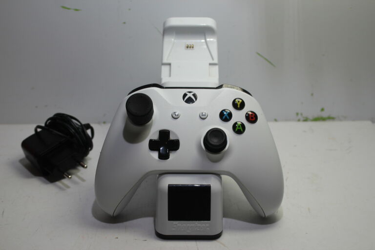 PAD XBOX ONE /ŁADOWARKA ENERGIZER 1708 # OPIS