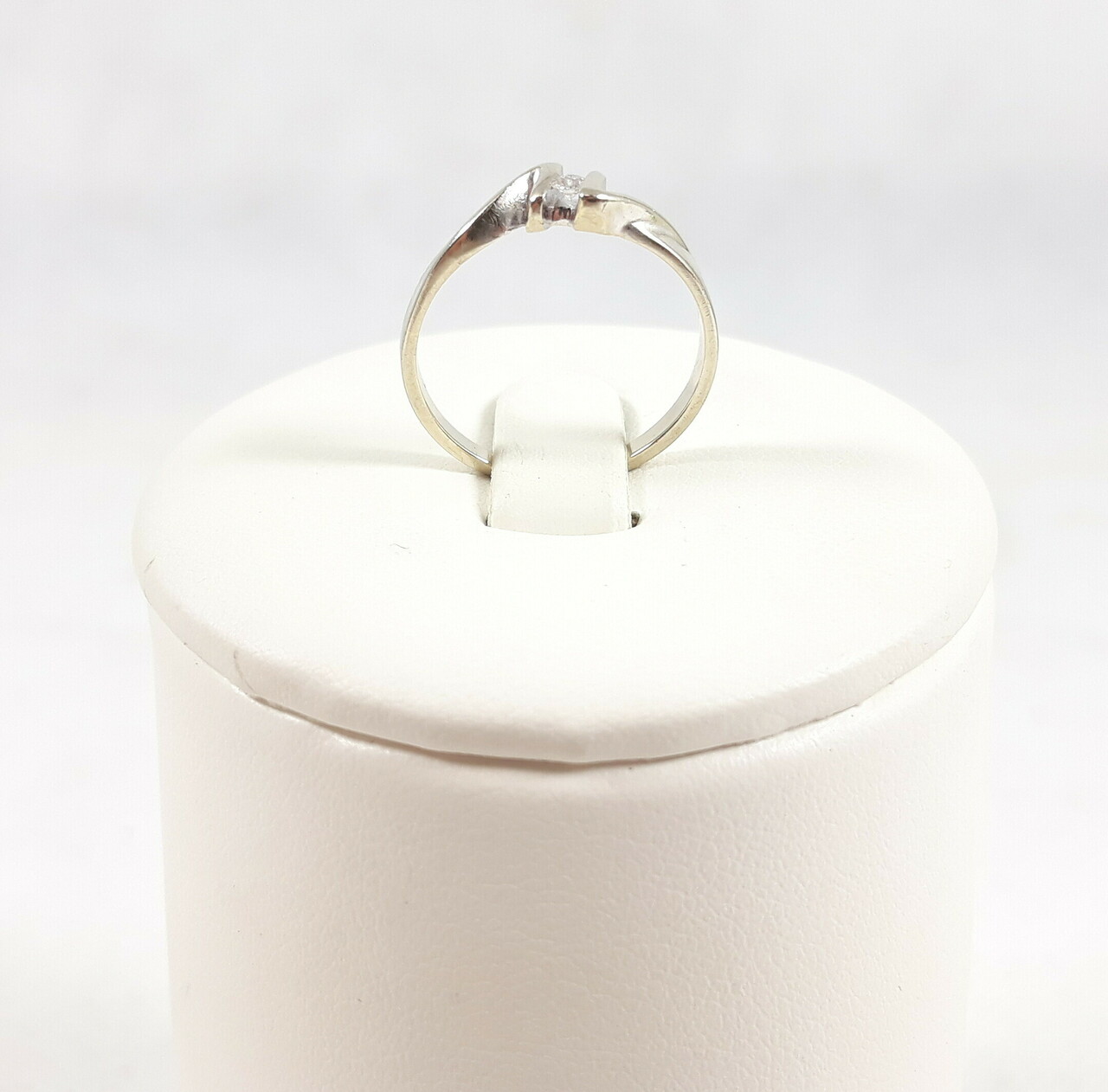 ciekawy-zloty-pierscioenk-z-diamentem-172g-500-004ct-r11-material-15835-2