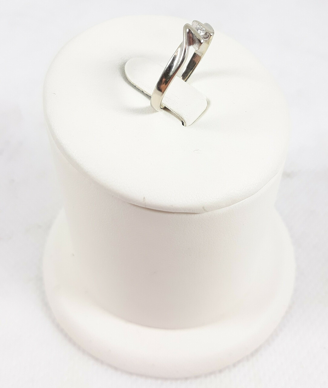 ciekawy-zloty-pierscioenk-z-diamentem-172g-500-004ct-r11-marka-226434-1704211