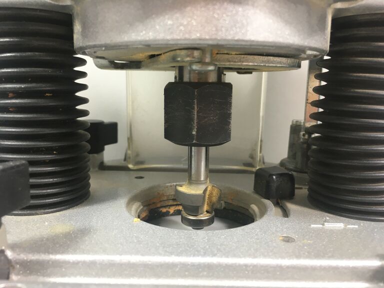 frezarka-gornowrzecionowa-bosch-gof-1300-ace-hit-marka-bosch