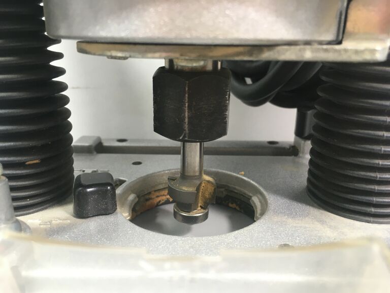 frezarka-gornowrzecionowa-bosch-gof-1300-ace-hit-zasilanie-sieciowe