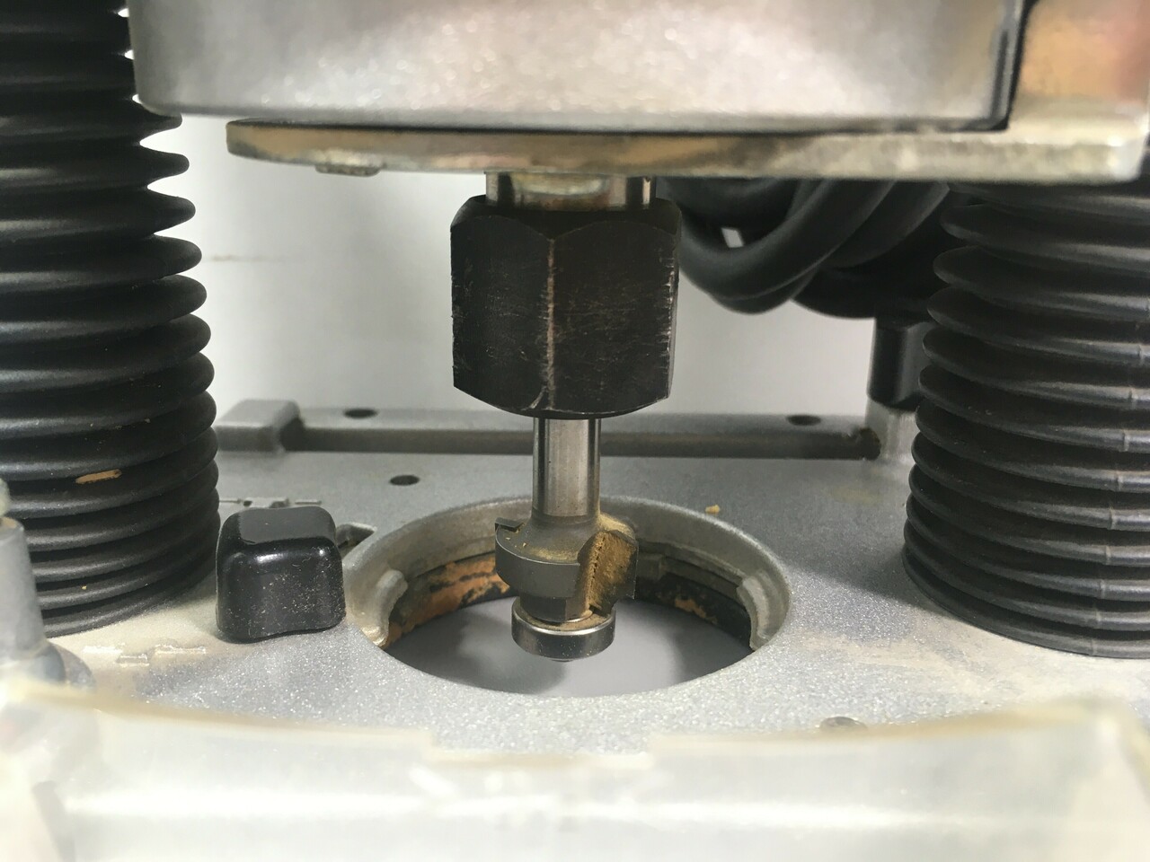 frezarka-gornowrzecionowa-bosch-gof-1300-ace-hit-zasilanie-sieciowe