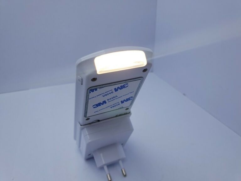 LAMPKA LED ŁADOWANA INDUKCYJNIE