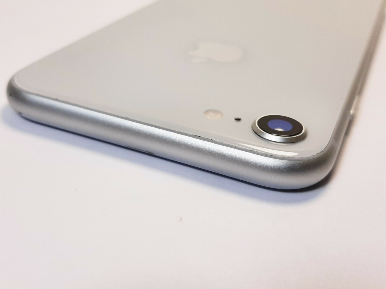 telefon-iphone-8-zbity-warto-pamiec-ram-2-gb