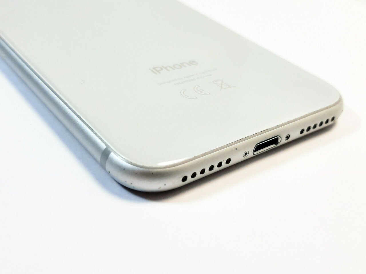 telefon-iphone-8-zbity-warto-wbudowana-pamiec-64-gb