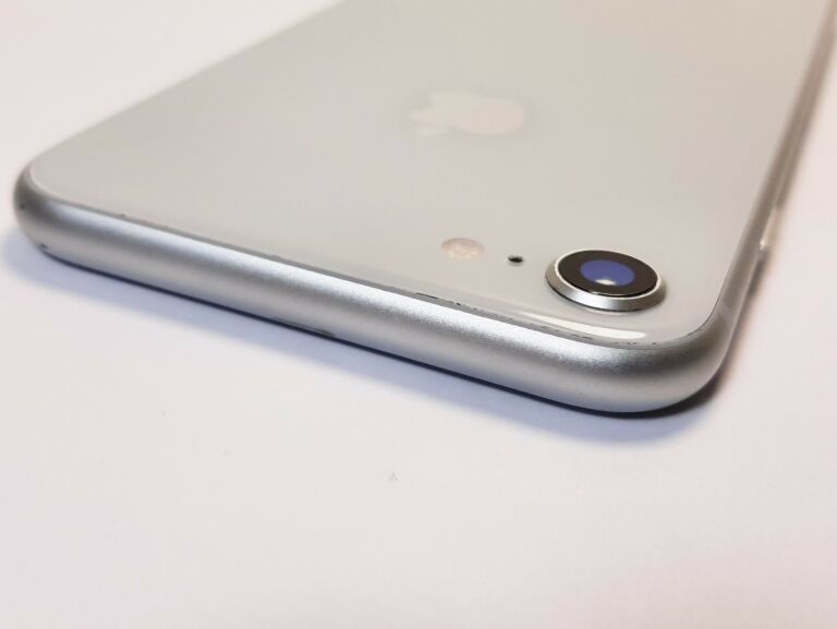 telefon-iphone-8-zbity-warto-pamiec-ram-2-gb