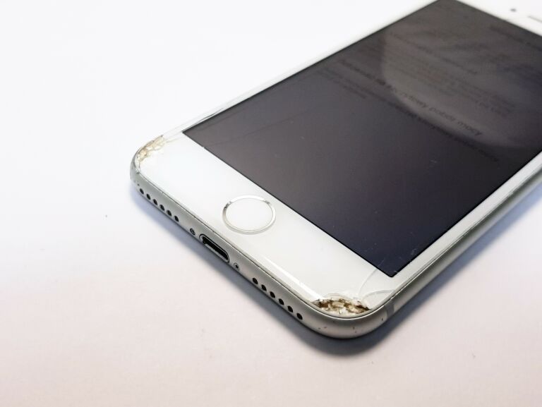 telefon-iphone-8-zbity-warto-kolor-inny