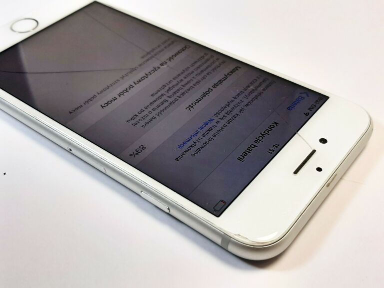 telefon-iphone-8-zbity-warto-typ-smartfon