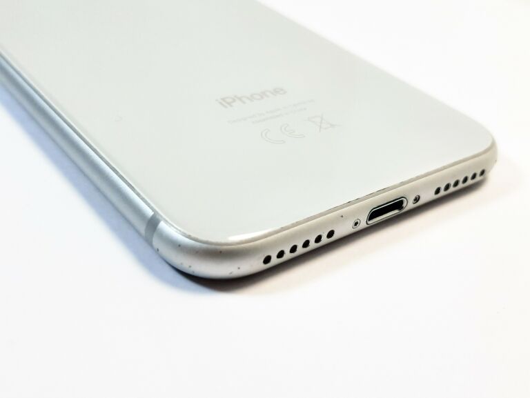 telefon-iphone-8-zbity-warto-wbudowana-pamiec-64-gb