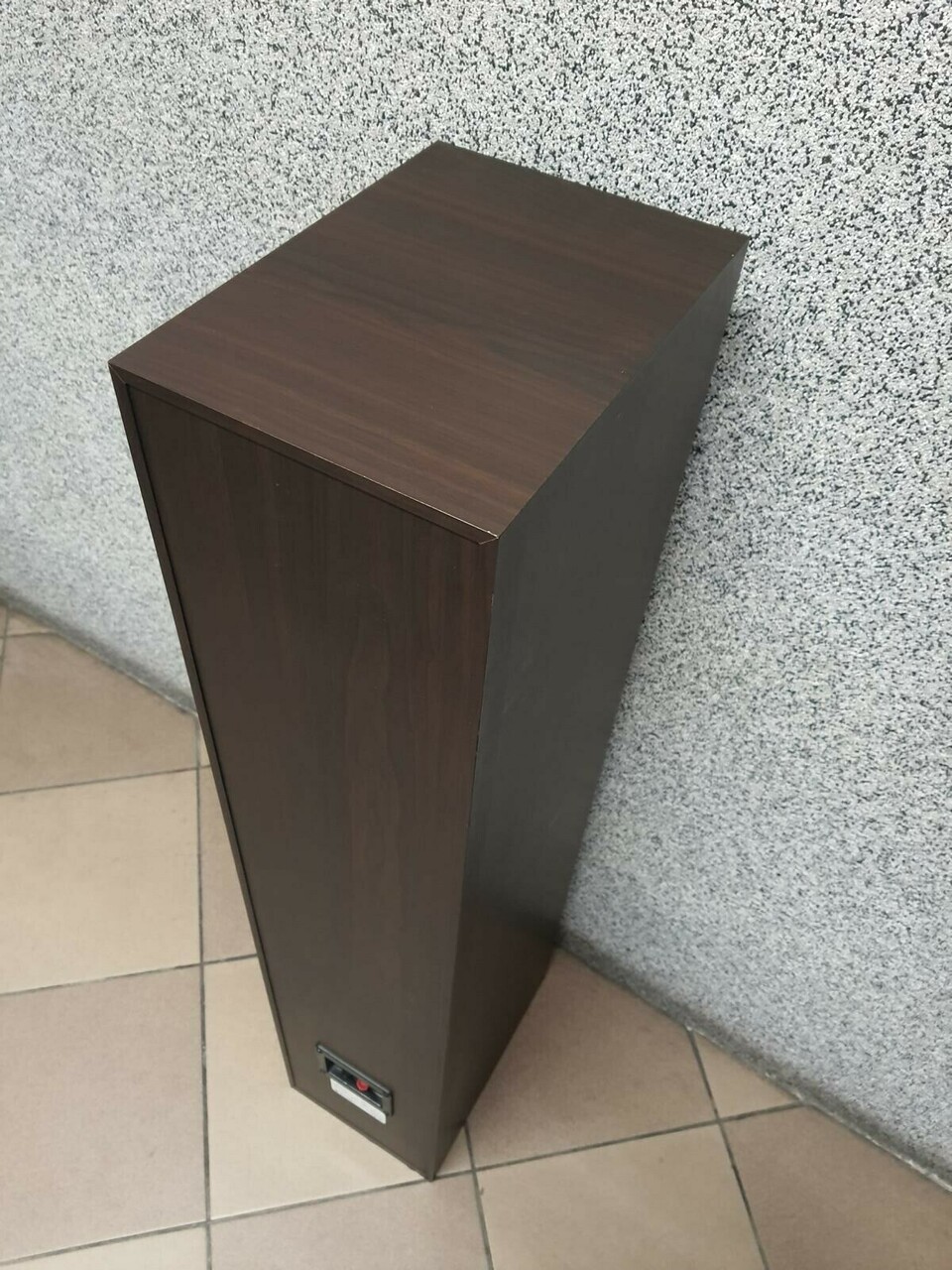 kolumna-podlogowa-pylon-pearl-27-okazja-konstrukcja-trojdrozne