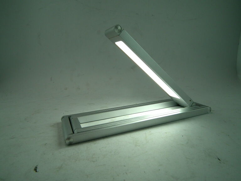 skladana-lampa-biurkowa-smukee-kolor-srebrny