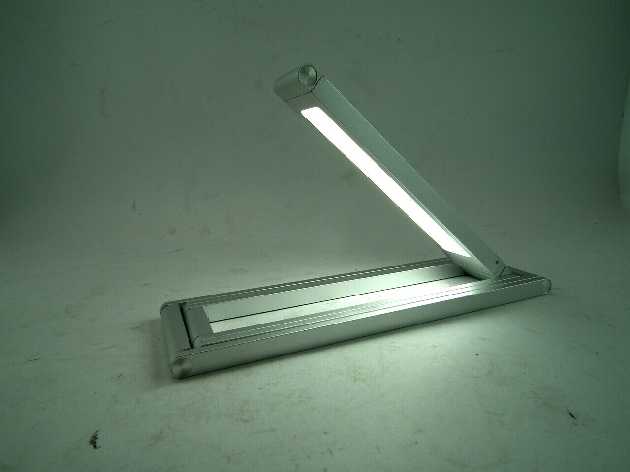 skladana-lampa-biurkowa-smukee-kolor-srebrny