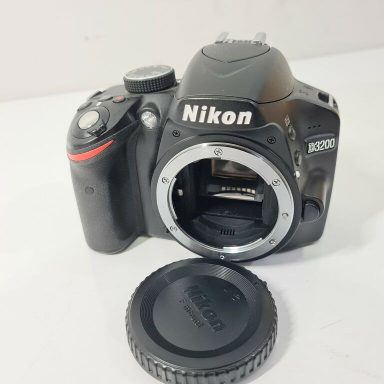 lustrzanka-nikon-d3200-body-akcesoria-w-zestawie-korpus