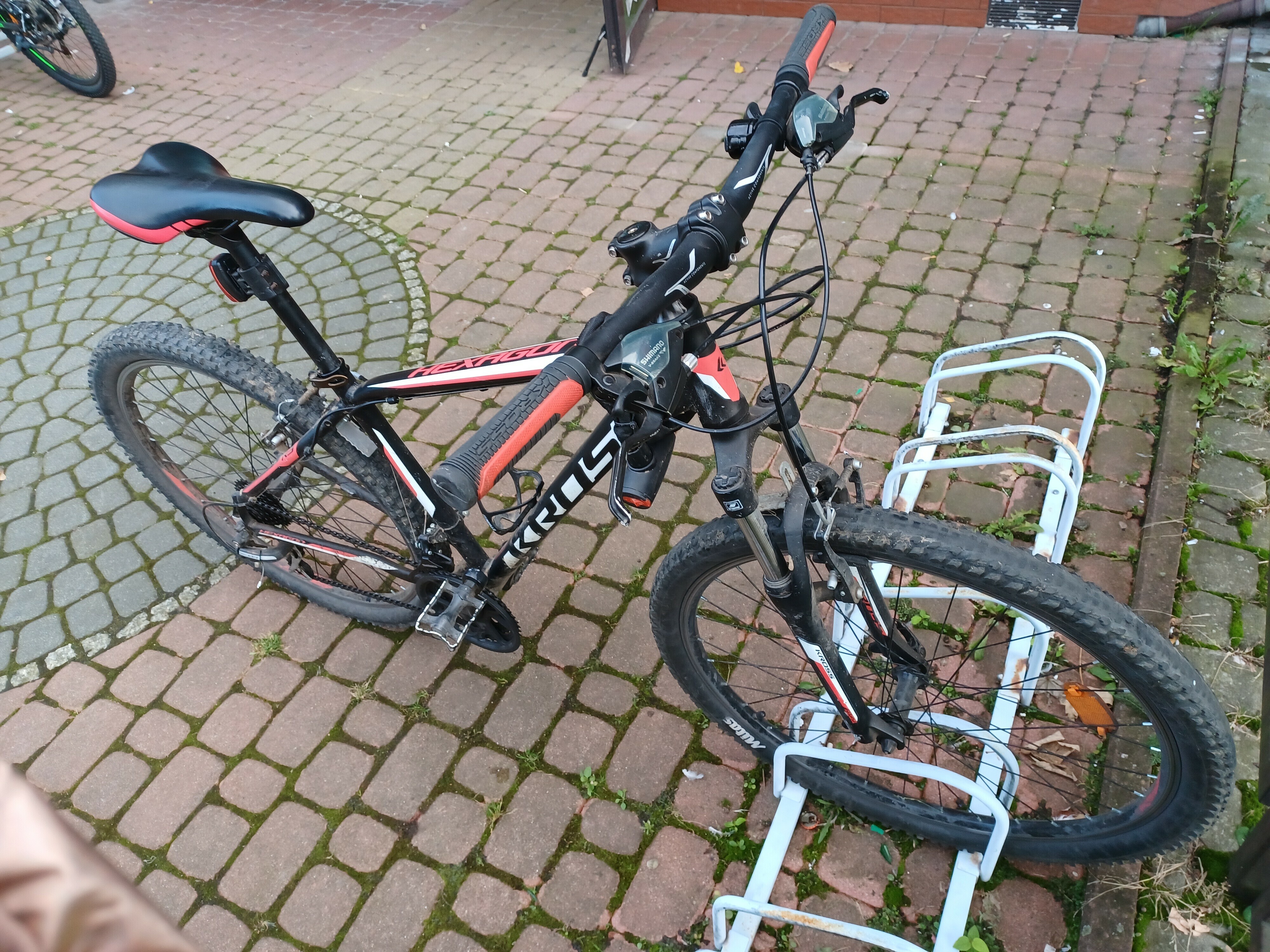 rower-gorski-kross-hexagon-czarno-czerwony-osiedle-kombatantow-7c-krakow