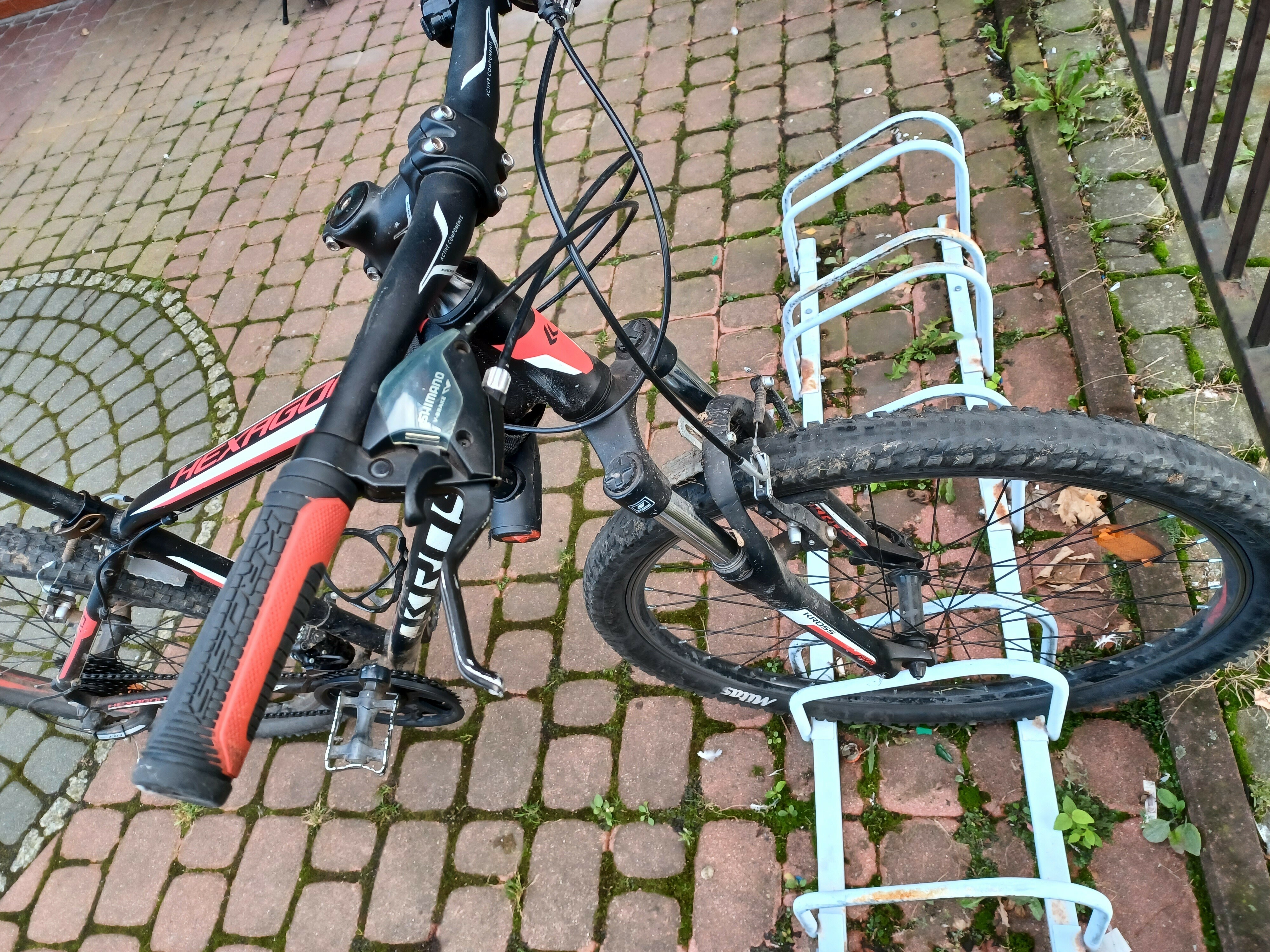 rower-gorski-kross-hexagon-czarno-czerwony-stan-uzywany