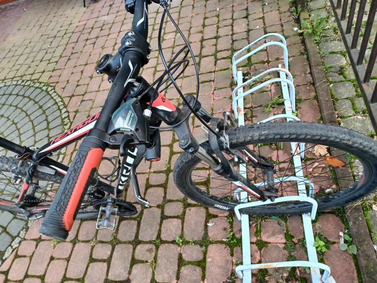 rower-gorski-kross-hexagon-czarno-czerwony-stan-uzywany