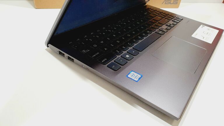 LAPTOP ASUS VIVOBOOK 15 R564F I5/8GB/SSD256 GWAR