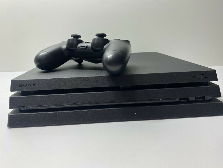 KONSOLA SONY PS4 PRO 1TB CUH-7016B + PAD