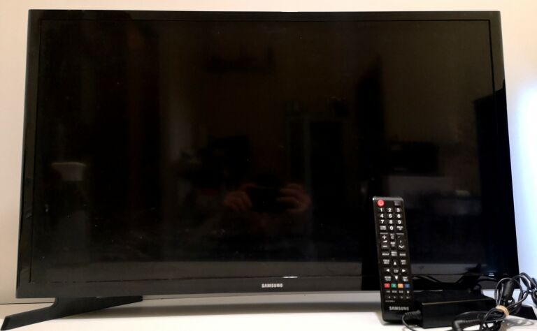TV SAMSUNG UE32K4100AW + PILOT