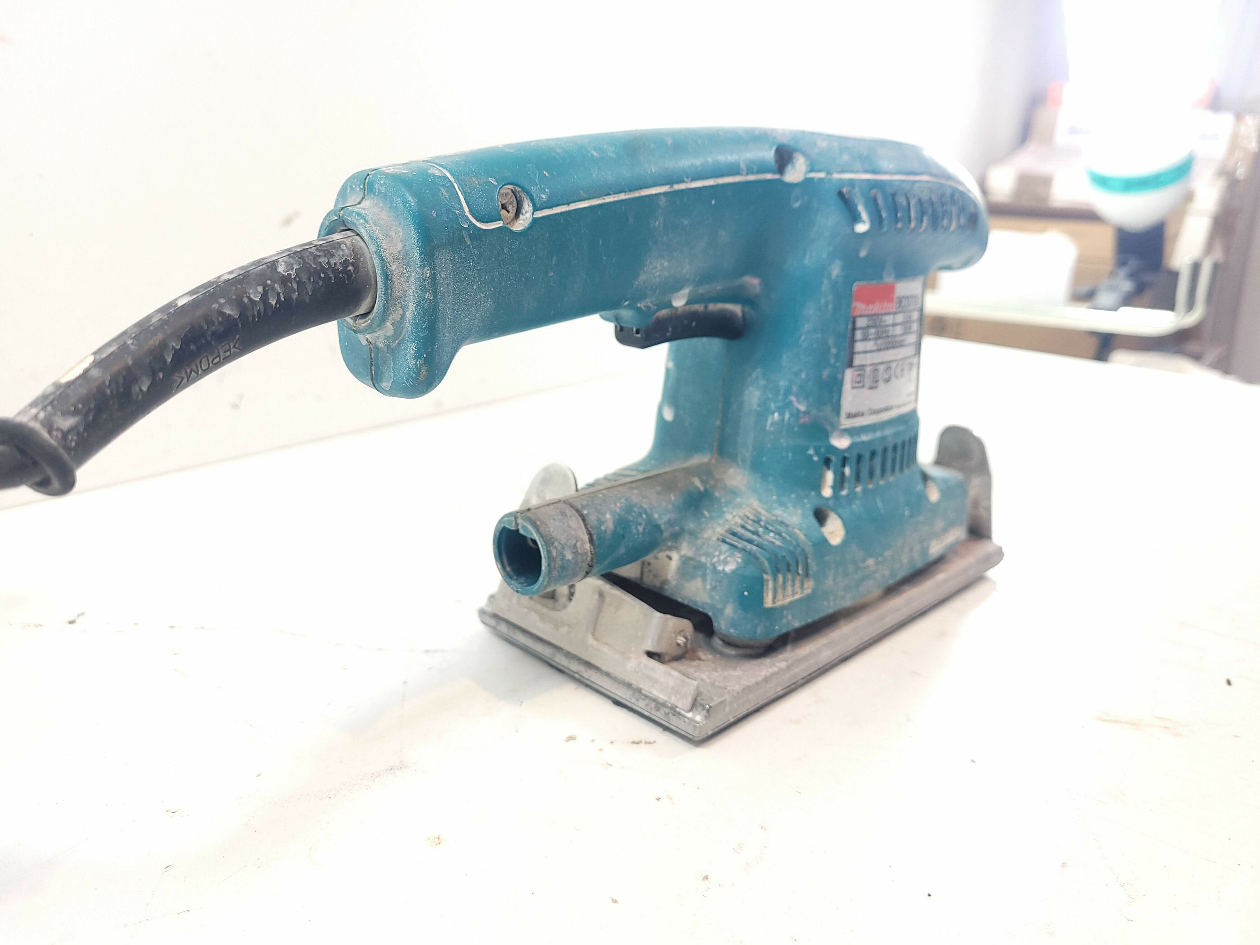 szlifierka-oscylacyjna-makita-bo3700-rodzaj-zasilania-sieciowa