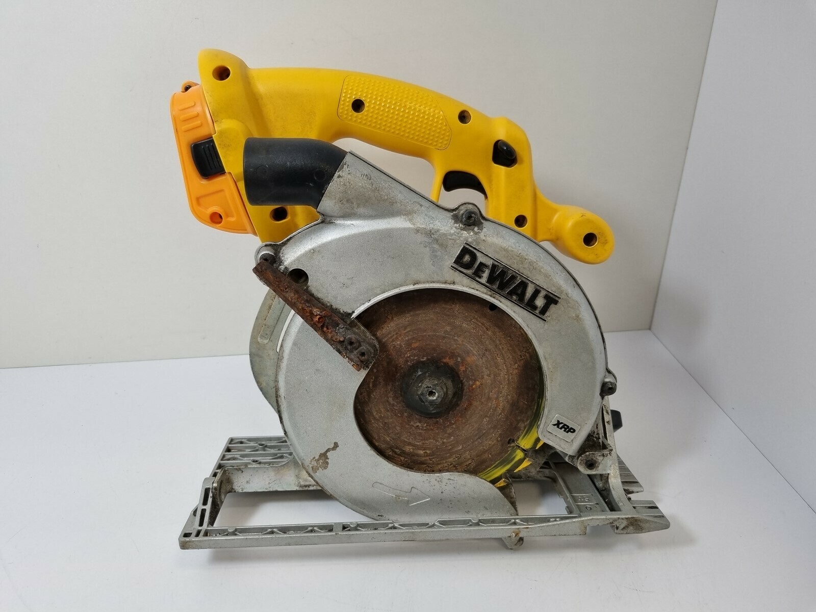 dewalt-dc390-pilarka-reczna-mrongowiusza-7-olsztyn