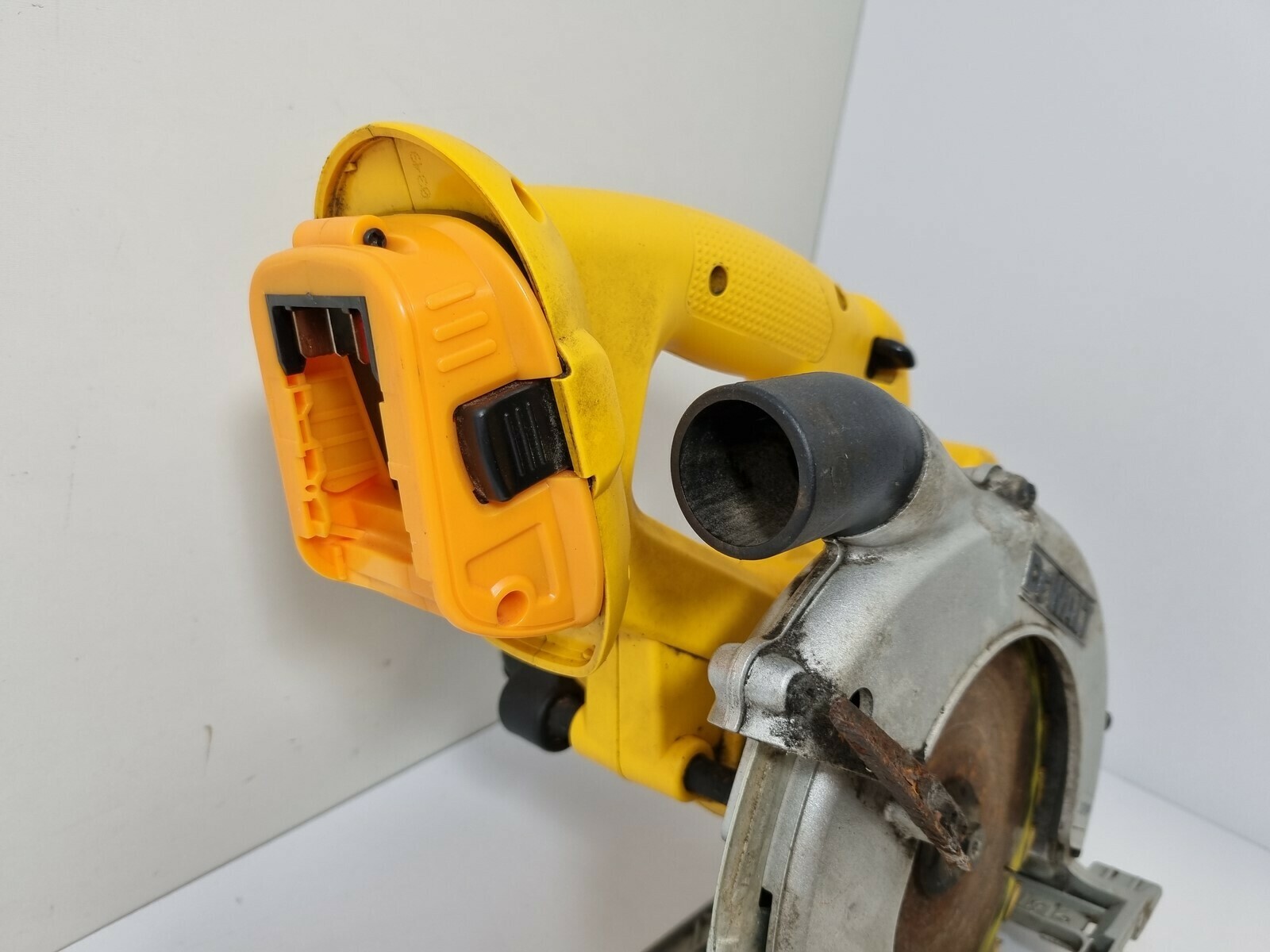dewalt-dc390-pilarka-reczna-przeznaczenie-do-drewna