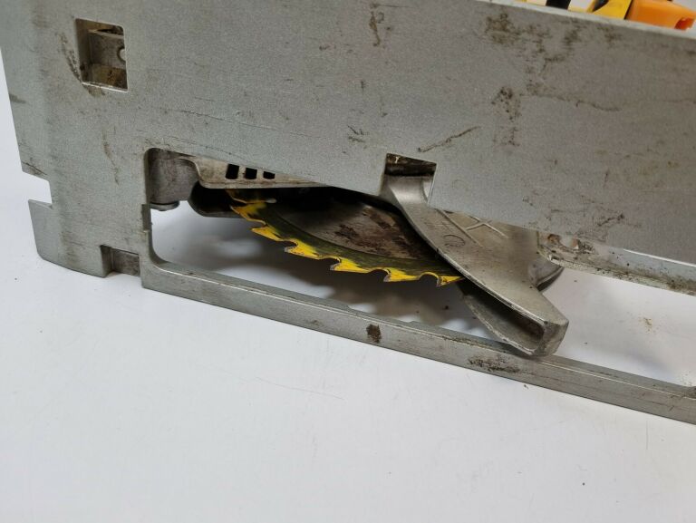 dewalt-dc390-pilarka-reczna-product-id