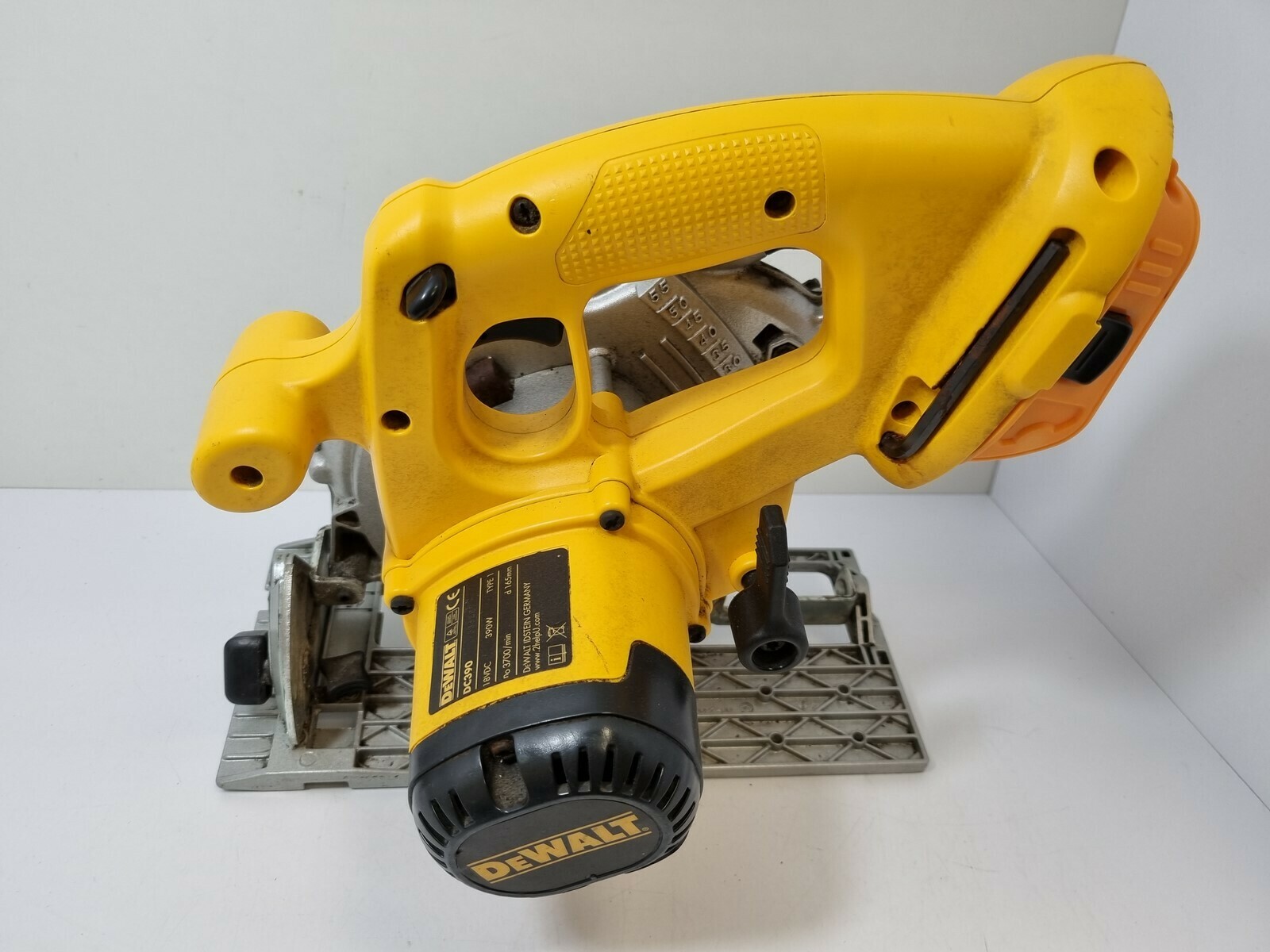 dewalt-dc390-pilarka-reczna-ean-5035048356210