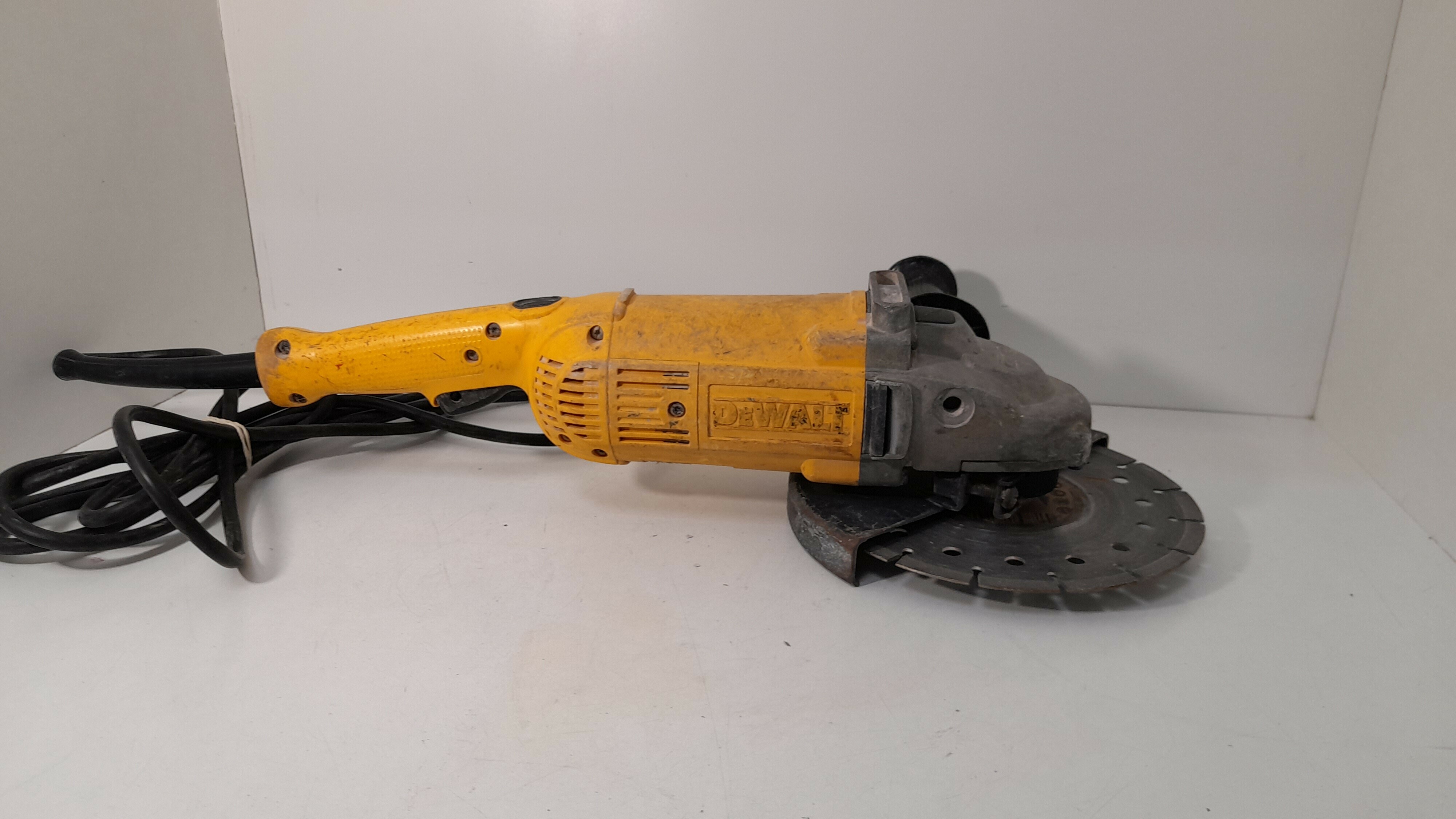 szlifierka-dewalt-duza-rodzaj-zasilania-sieciowa