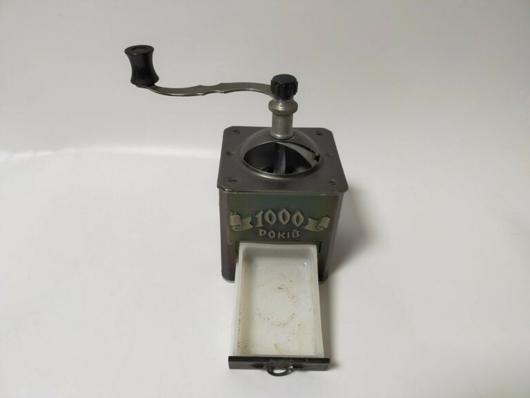 stary-mlynek-do-kawy-rosyjski-stan-nie-wymaga-renowacji