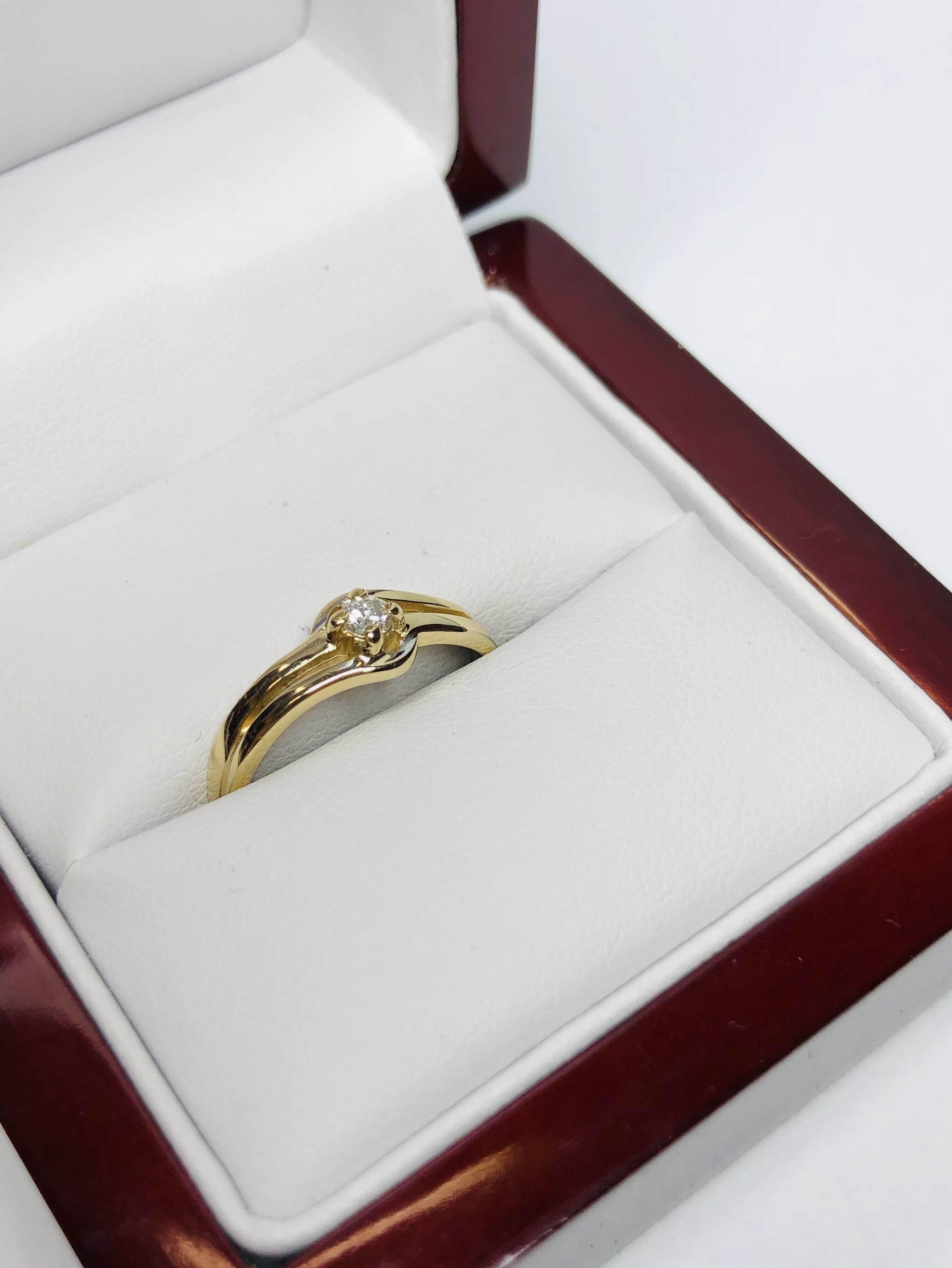 pierscionek-zareczynowy-z-brylantem-certyfikat-585-material-zloto