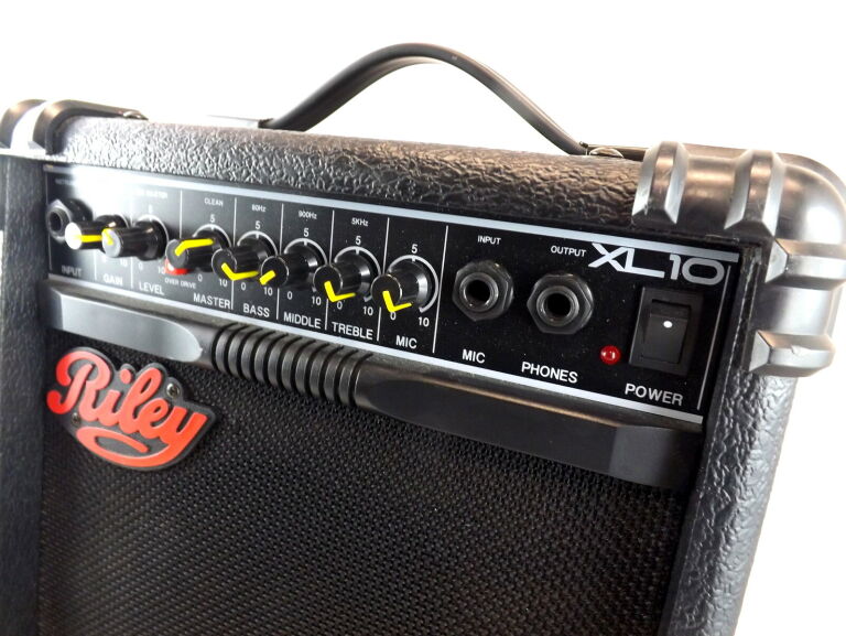 RILEY XL-15R WZMACNIACZ GITAROWY PIECYK 15W