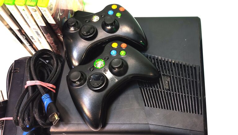 KONSOLA XBOX 360 S +2 PADY +KAB +GRY